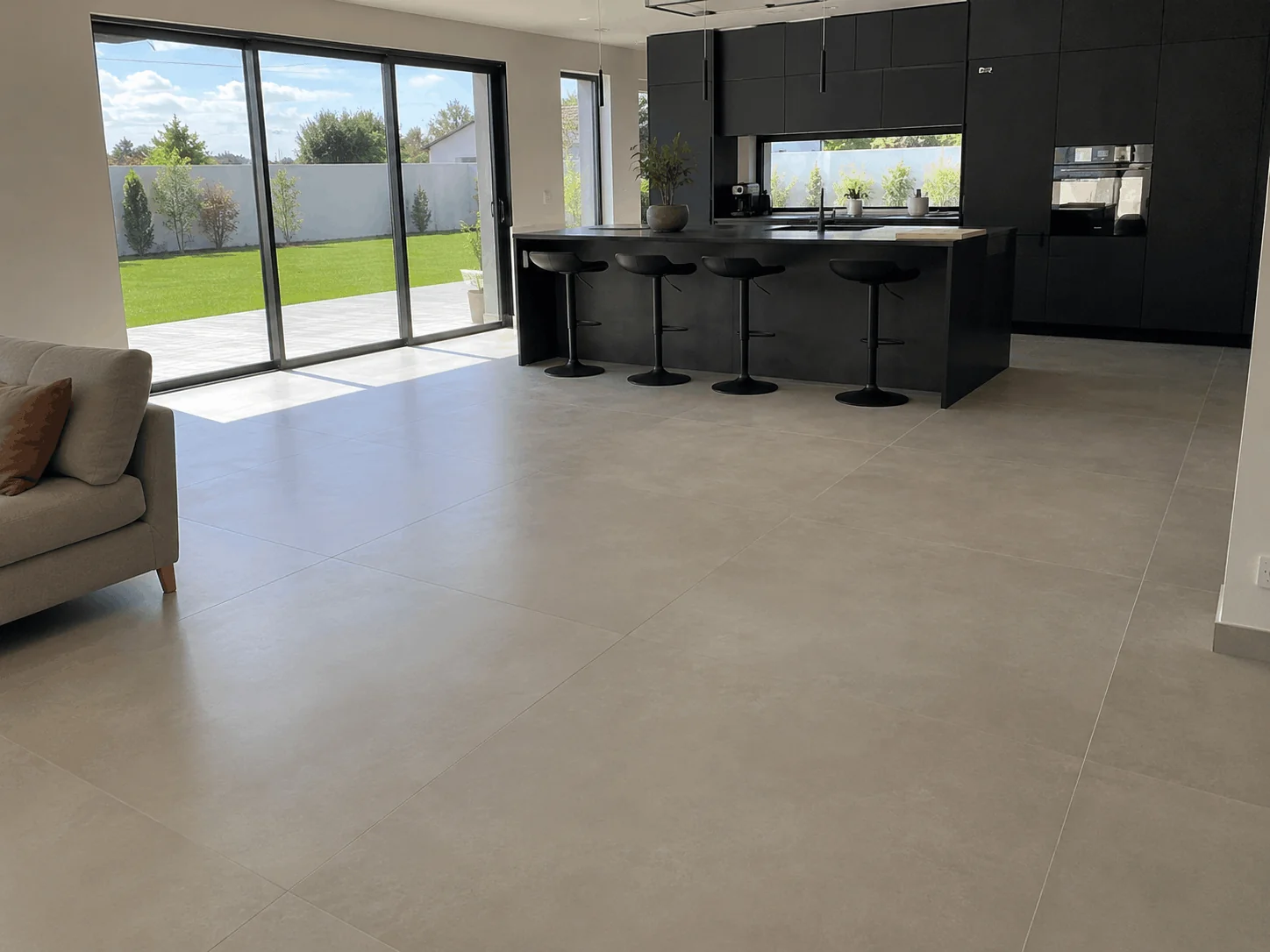 Pose grand format 90×90 sur plancher chauffant à Bonchamp-lès-Laval