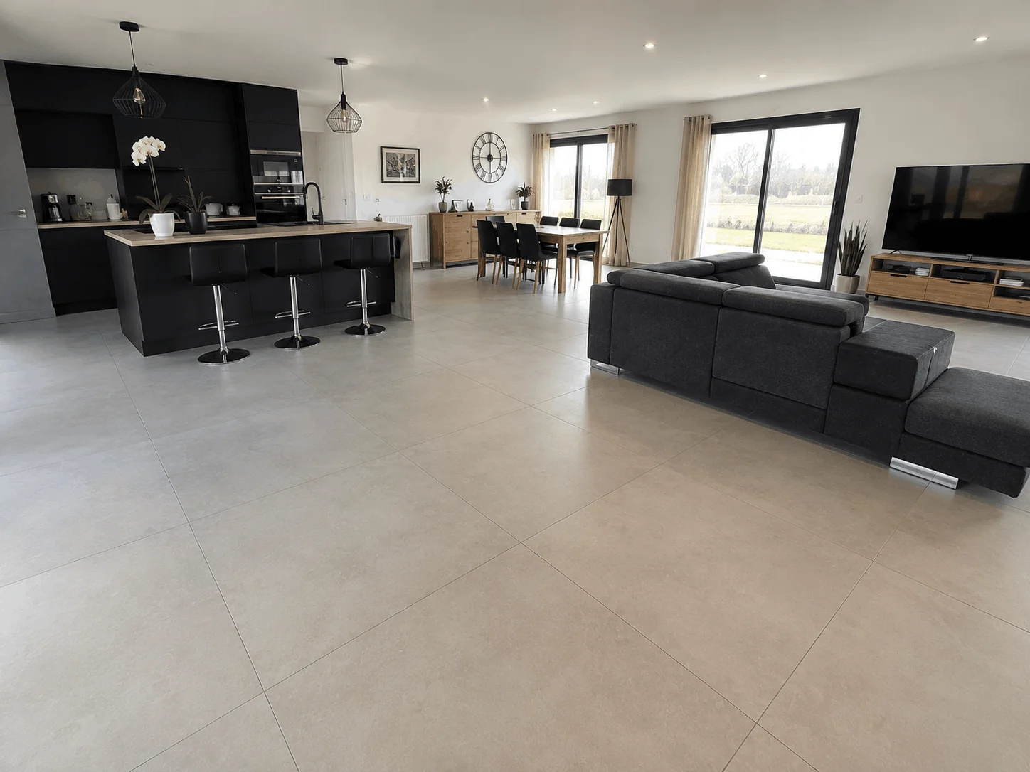 Pose carrelage grand format 90x90 dans un séjour à Bonchamp-lès-Laval