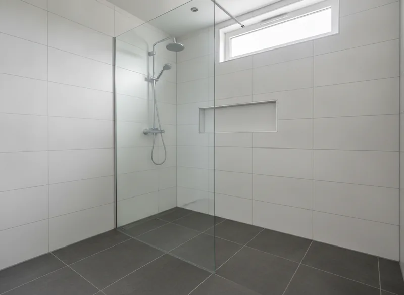 Remplacement de baignoire par une douche de plain-pied dans un pavillon de Cesson-Sévigné