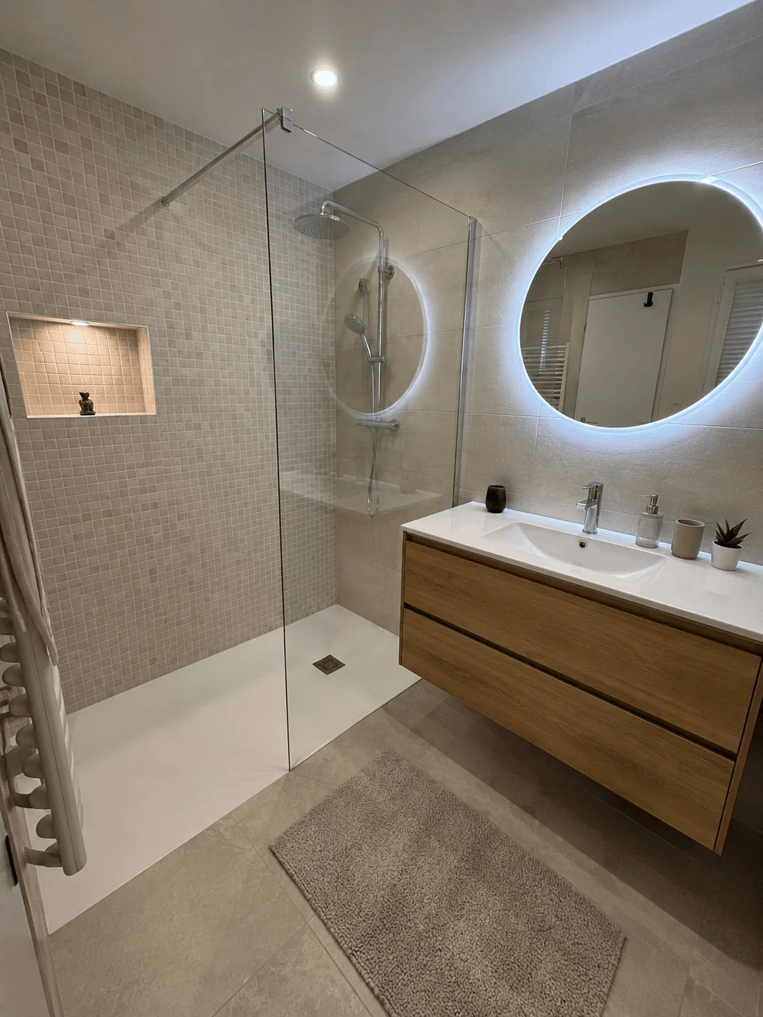 Salle de bain rénovée avec douche à l'italienne, faïence et mosaïque à Bonchamp-lès-Laval