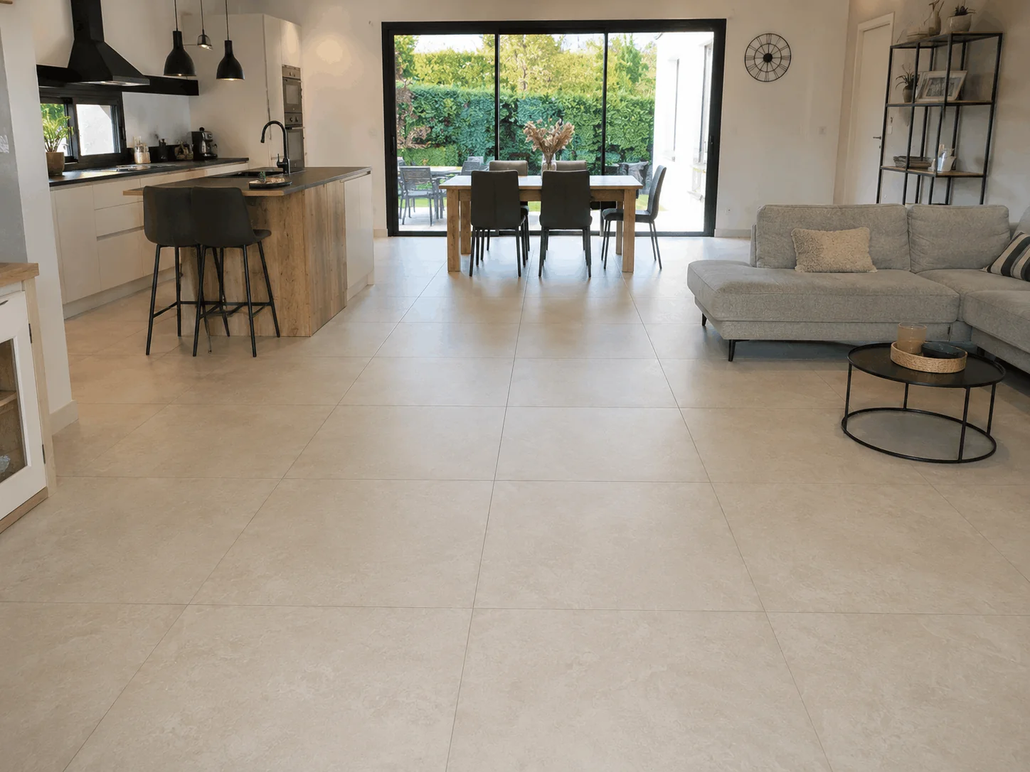 Réalisation pose carrelage grand format 80×80 dans un séjour à Laval